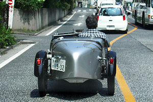 一般道を走る1932年製のオースチンセブン